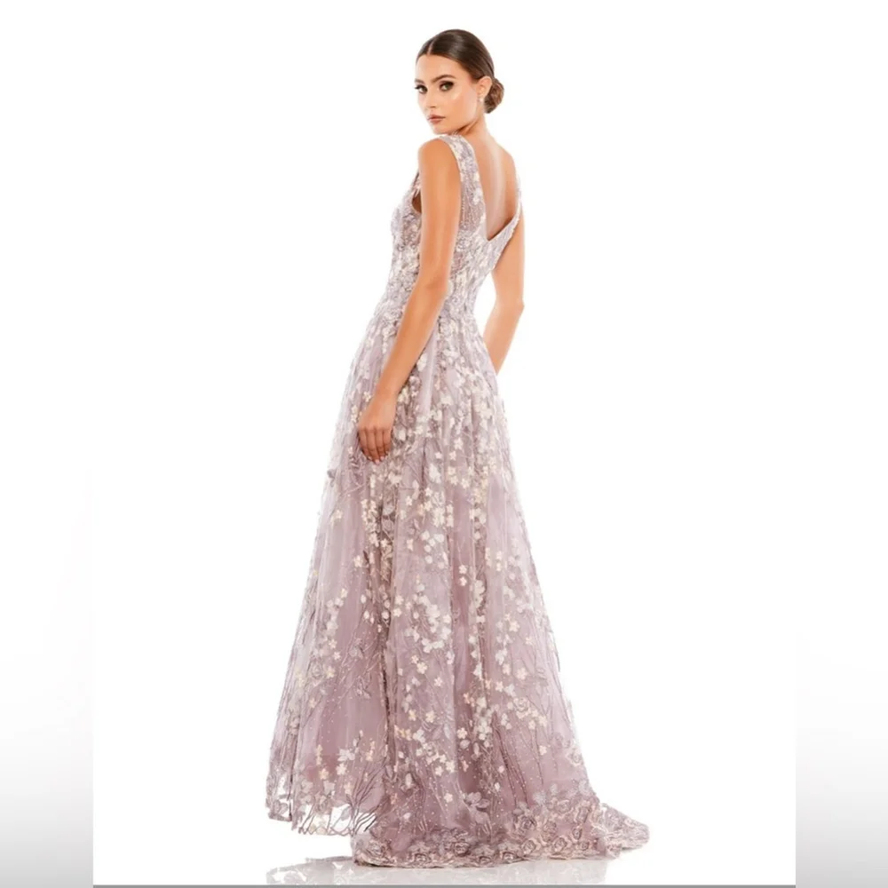 ✨Host Pick✨ A-line gown with embroidered flowers and intricate beading - Picture 3 of 9